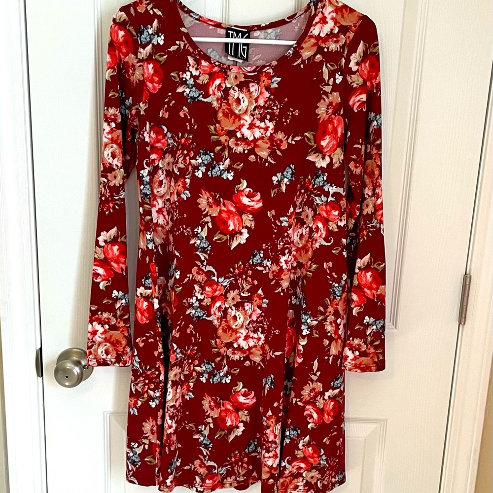6/$20 Sweet TMG New York Dress, Soft Red Floral Design, Feminine, Vintage Vibe